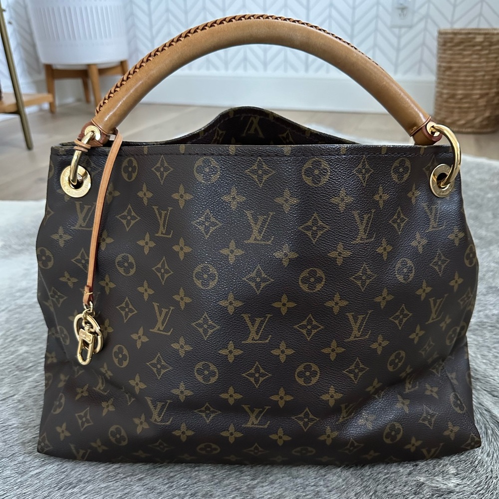 RETIRED LOUIS VUITTON ARTSY BAG MM (dust bag included)